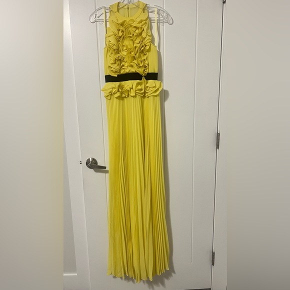 BCBG canary yellow raffle front dress with beautiful pleating - Picture 4 of 7